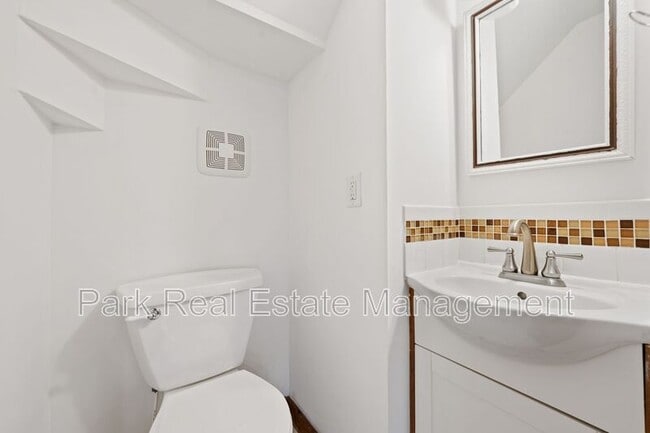 Building Photo - 205 W Poplar Ave