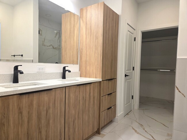 Building Photo - 4/2 in Villa Pass