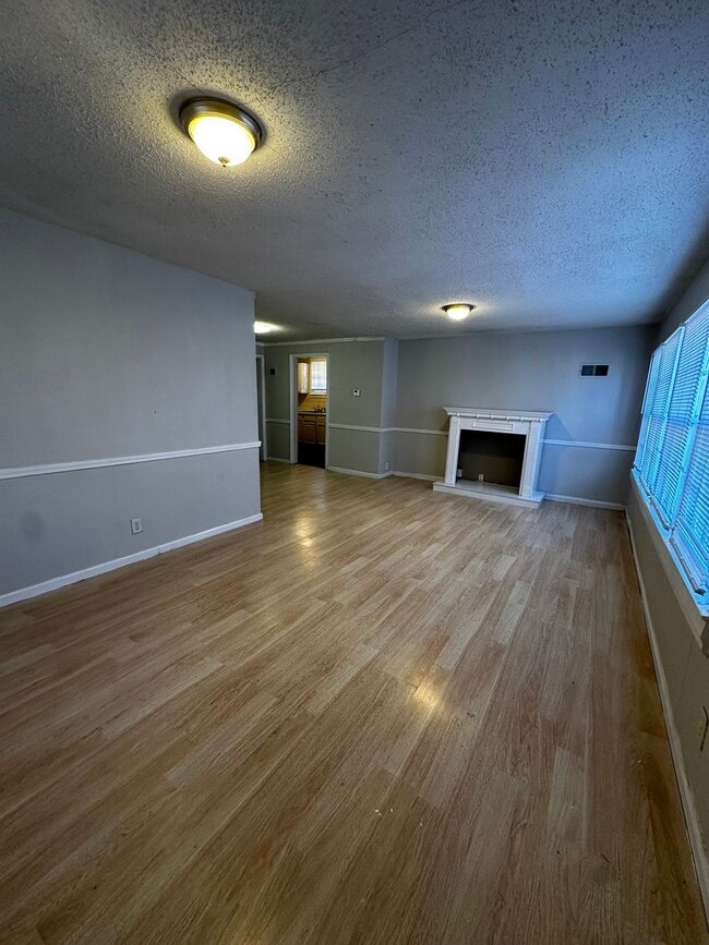 Building Photo - 3 bed 1 1/2 bath