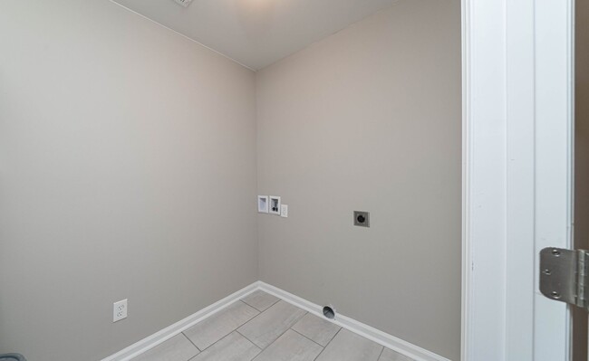 Building Photo - Newly Renovated 3 bed/2 bath