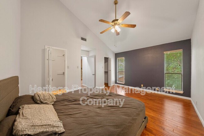 Building Photo - 13906 N Hills Village Dr