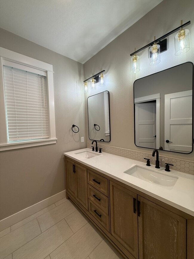 Building Photo - Elegant and Luxurious Cottage Grove Home