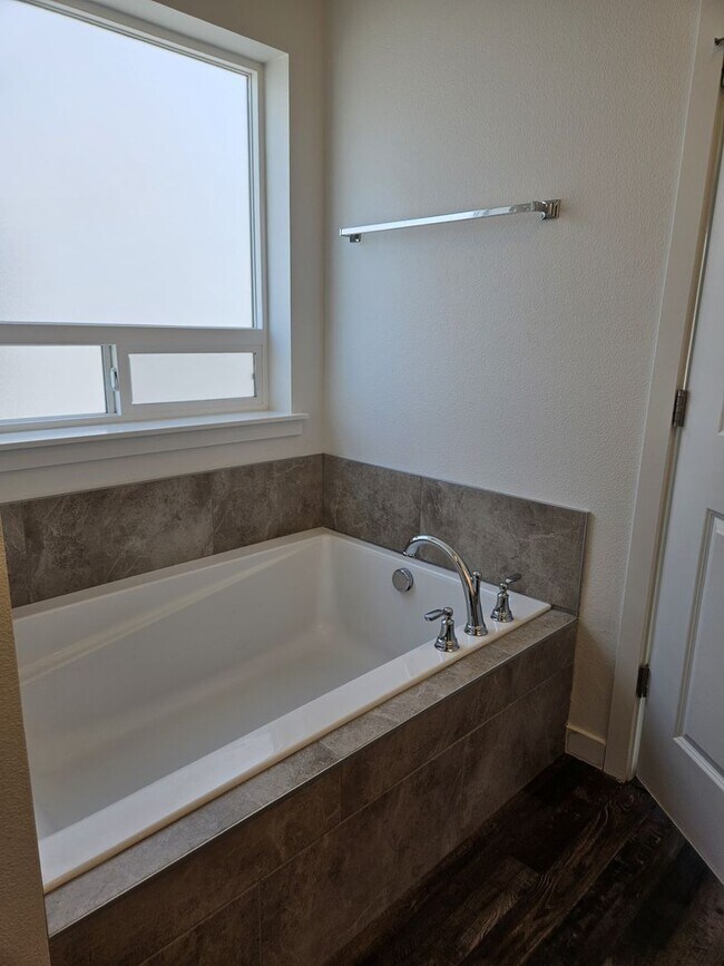 Building Photo - Welcome to this spacious 4 bedroom, 3 bathroom home located in Caldwell, ID.