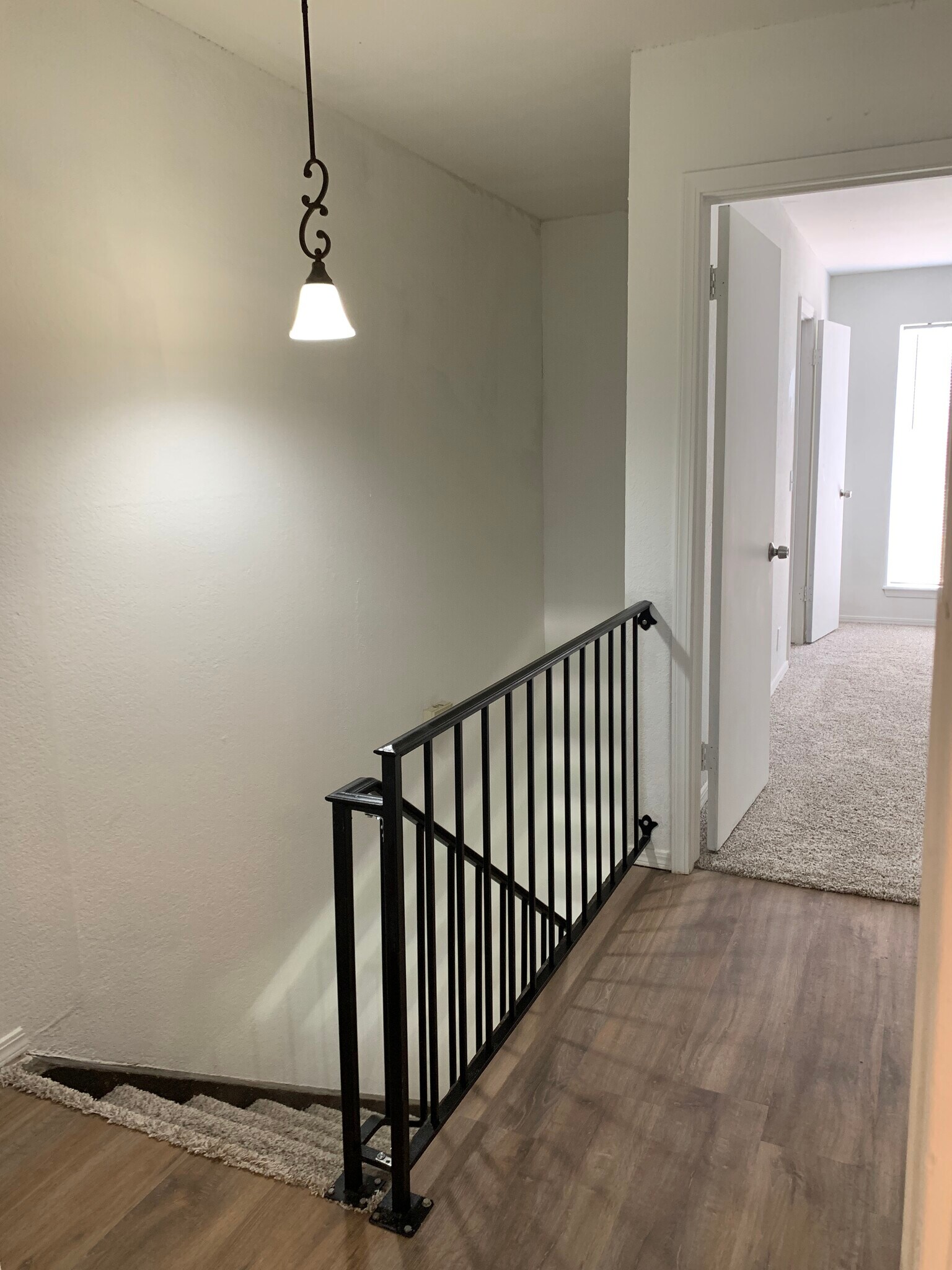 Building Photo - 902 W Edgewater St