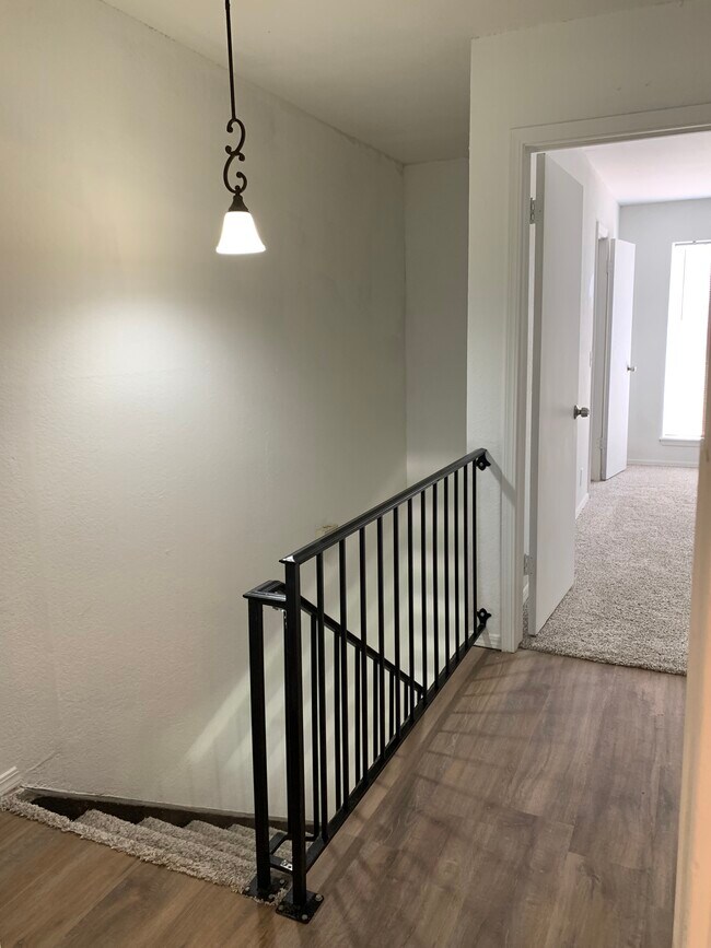 Building Photo - 902 W Edgewater St