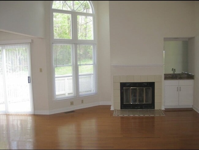 Building Photo - Live in Desirable Kirkwood in the heart of Chapel Hill!