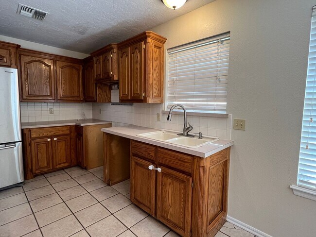 Building Photo - 4010 SE Camelot Dr