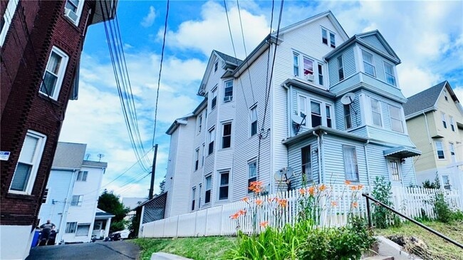 Building Photo - 398 Park St