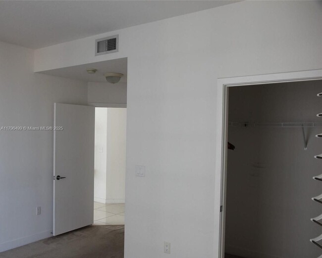 Building Photo - 1111 SW 1st Ave