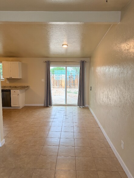 Building Photo - 755 E Holaway Dr