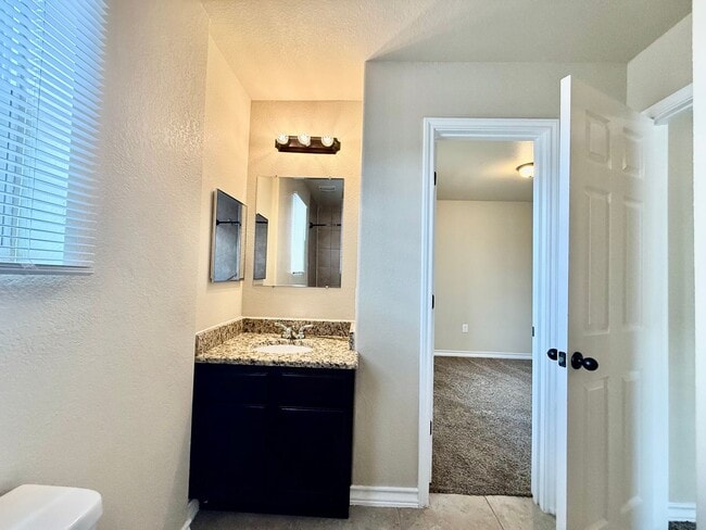 Building Photo - Beautiful 3 BR, 2.5 bath townhome located in the Judson School District