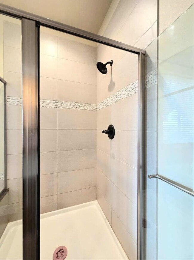 Building Photo - Large 3 bedroom, 3 bath newer build in sought after East Wenatchee neighborhood!