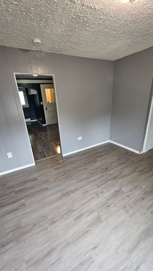 Building Photo - Cute 2-bed house,  Pet Friendly, Central location!