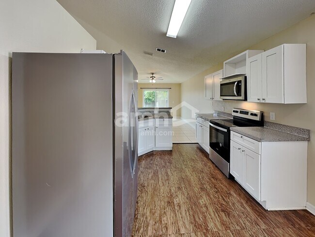 Building Photo - 6817 Westlake Blvd