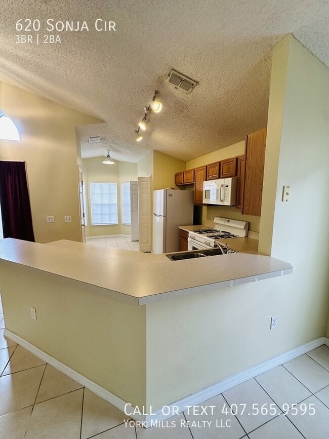 Building Photo - 620 Sonja Cir