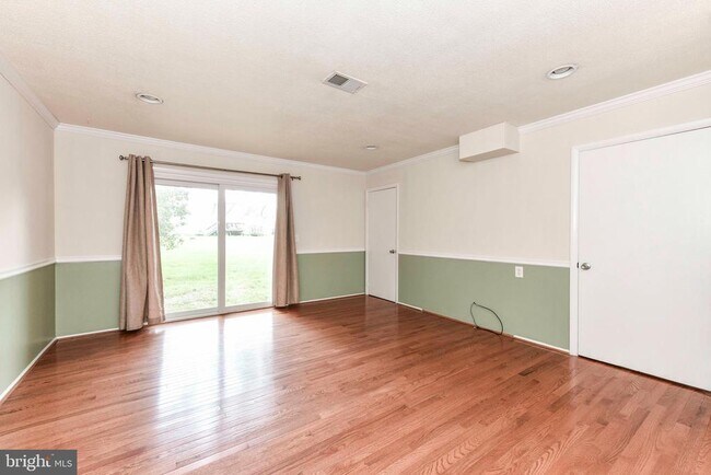 Building Photo - 10135 Forest Hill Cir