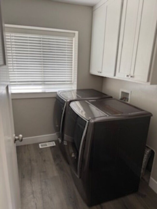 Building Photo - Gorgeous 6-bedroom, 4-bathroom in Charming Salem