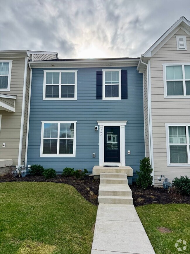 Building Photo - Modern 4 BR | 2.5 BA Townhome with Garage ...