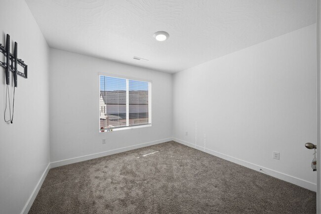 Building Photo - Extra Space, Extra Comfort! 5 Bedroom Home With Bonus Den in Long Valley!
