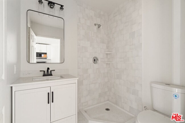 Building Photo - 820 3rd St