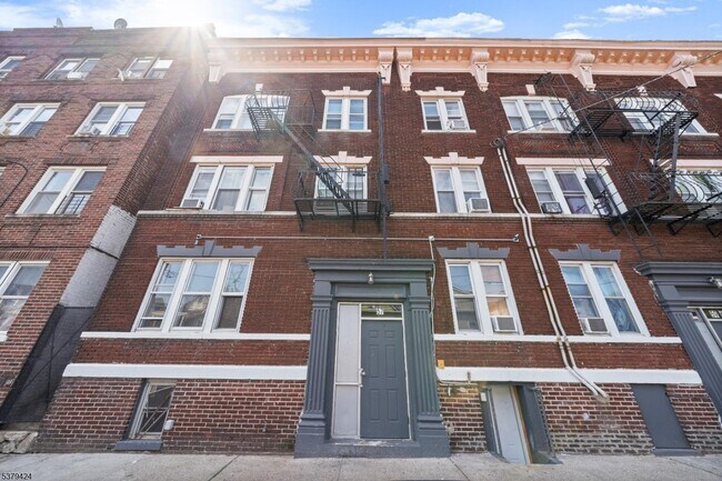 Building Photo - 53 Henry St