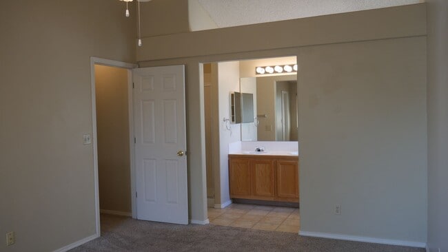 Building Photo - 4 Bed 3 Bath off Dublin/Powers w/AC- Avail...