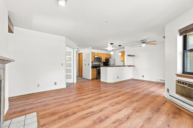 Building Photo - $2,340.95, 2 Bed 2 Bath Condo in Boulder with In Unit Laundry!