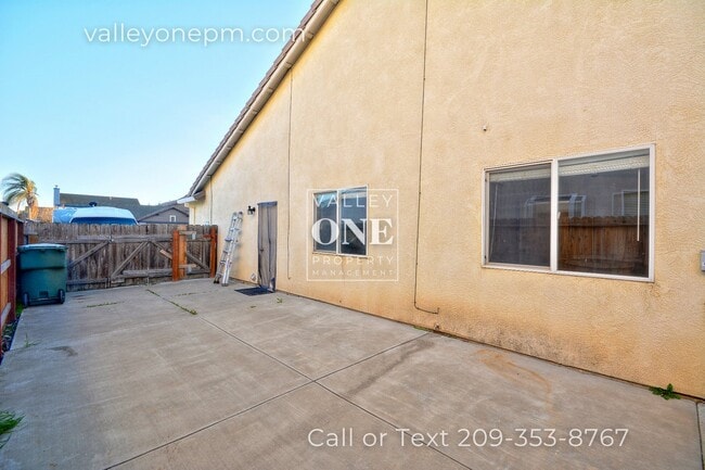 Building Photo - Charming 4 bedroom, 2 bath single story ho...