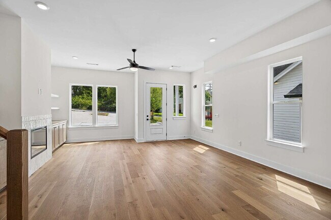 Building Photo - "Chic Nashville Townhouse: 3 Beds, 3 Baths, with Granite Elegance & Cozy Fireplace!"