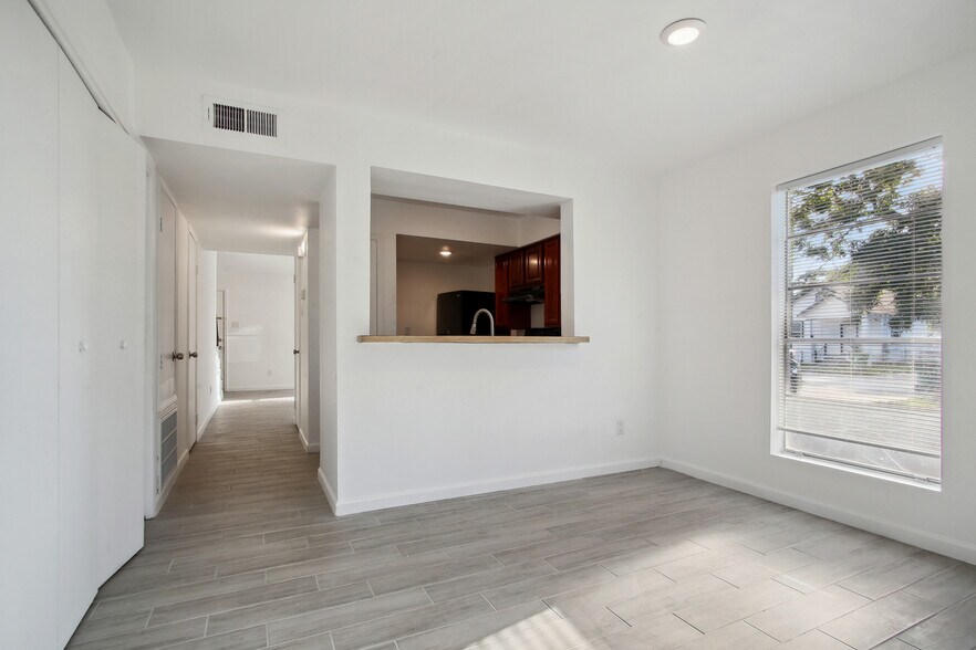 Building Photo - 424 Deckbar Ave