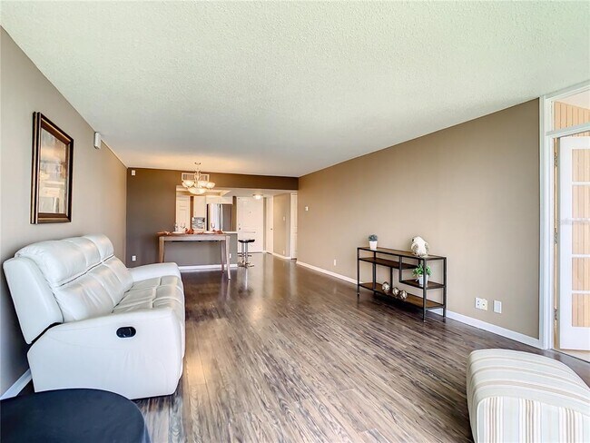 Building Photo - 7400 Sun Island Dr S