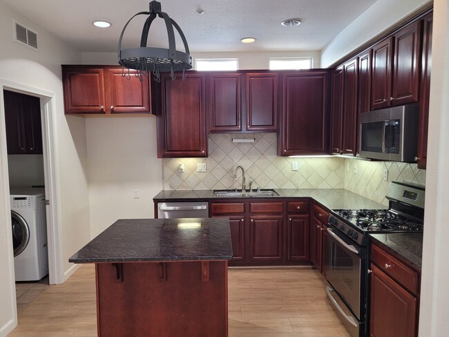 Building Photo - Beautiful 4-Bedroom Brentwood Home on Corn...