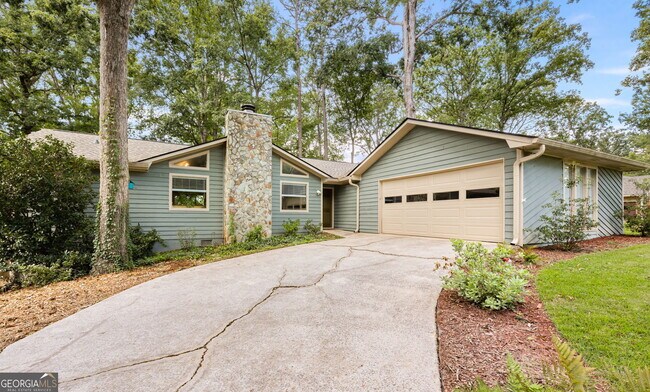 Building Photo - 2076 Lake Ridge Terrace