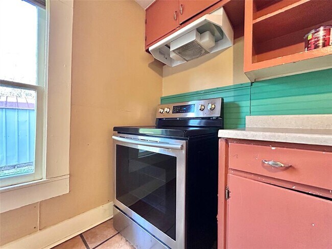 Building Photo - 1112 W 3rd St