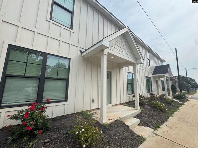 Building Photo - 2035 Rosewood Dr