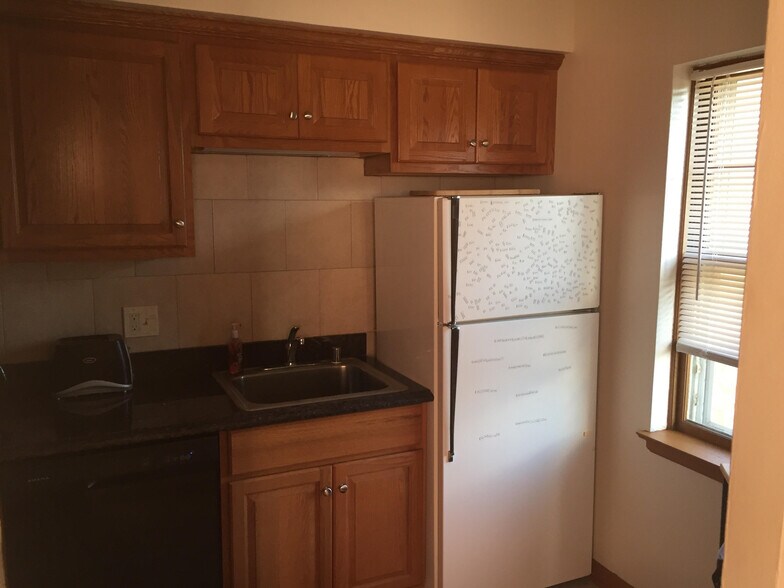 Building Photo - 4244 N Wilson Dr