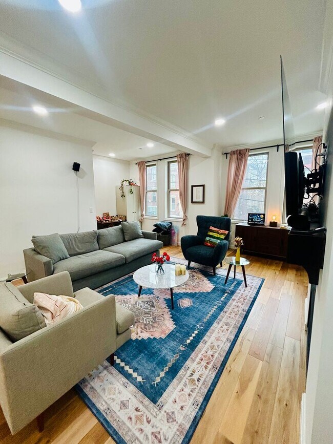 Building Photo - Available Now! 4 Bedroom 3.5 Bath Townhome...