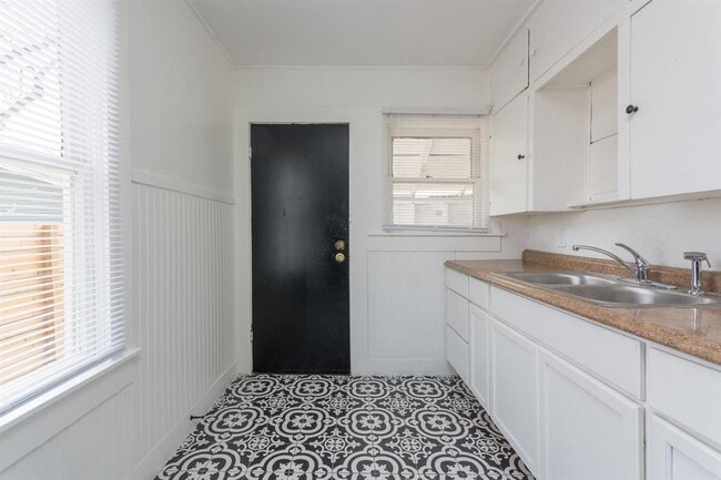 Building Photo - 57 Chalmers Ave