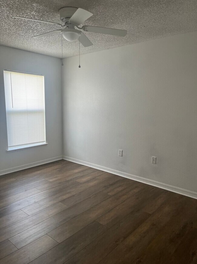 Building Photo - 3 BR/2BA $1950 Middleburg