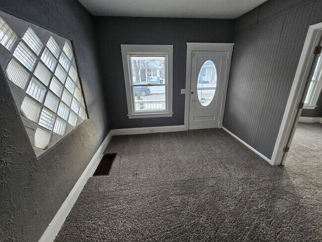 Building Photo - 2818 E 127th St