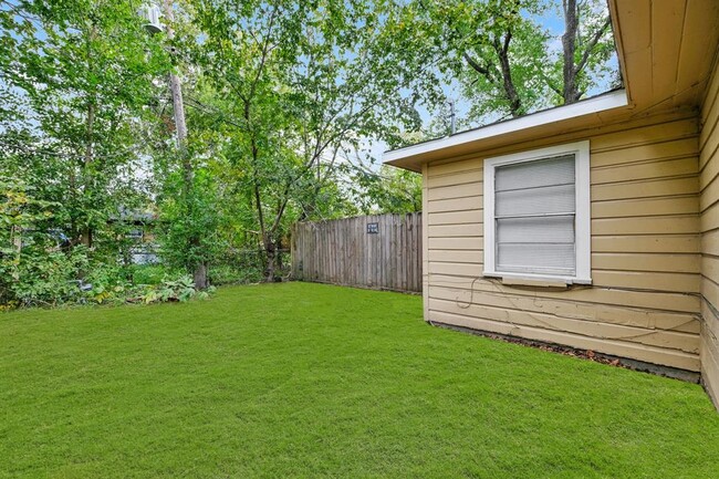 Building Photo - 4710 Meadow Park Dr