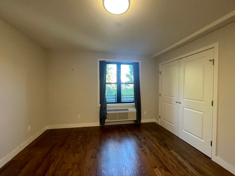 Building Photo - 3592 Greystone Ave