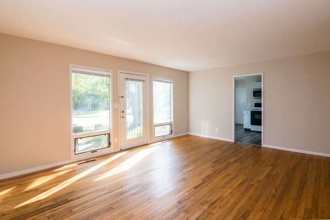 Building Photo - 2420 N Circle Dr