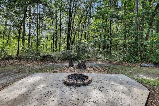 Building Photo - AVAILABLE LATE JULY 2025 (PET FRIENDLY)
