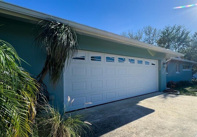 Building Photo - 1531 Hill Dr