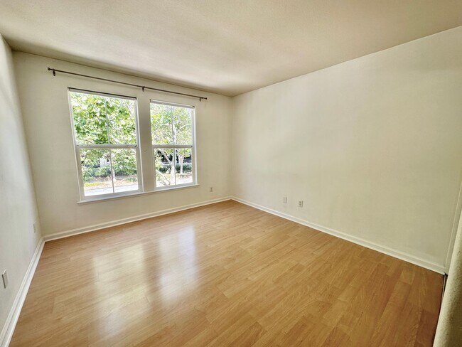 Building Photo - Hamilton 3+bd/2.5bth Townhome w/Den