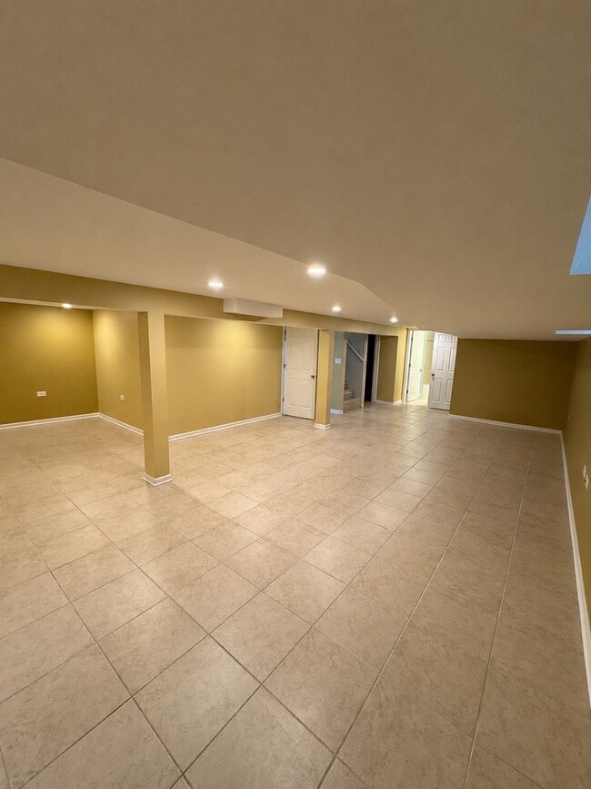 Building Photo - 6320 N Kildare Ave