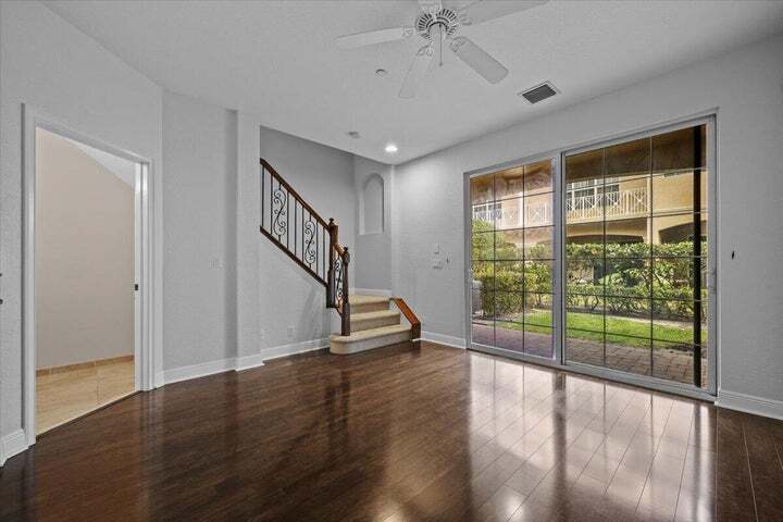 Building Photo - 4902 Vine Cliff Way E