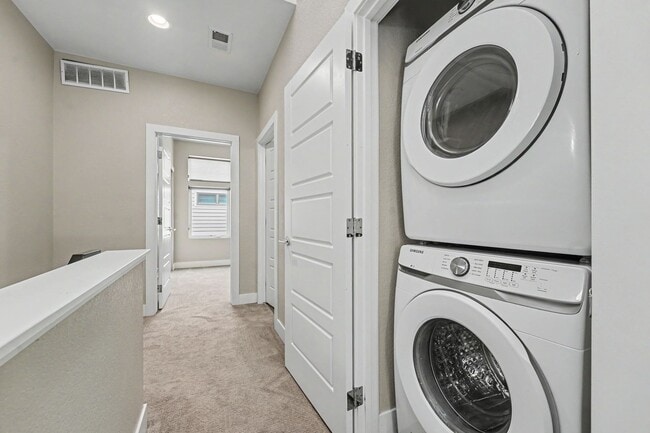 Building Photo - 2 Bed, 1 Bath Townhouse with Roof Top Deck