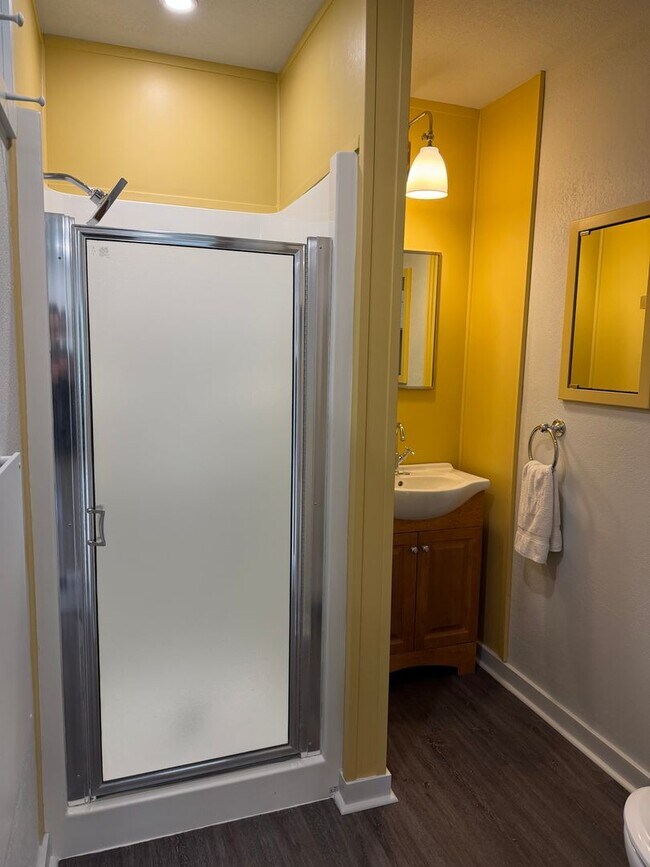 Building Photo - Updated and Stylish Studio Includes Utilities!